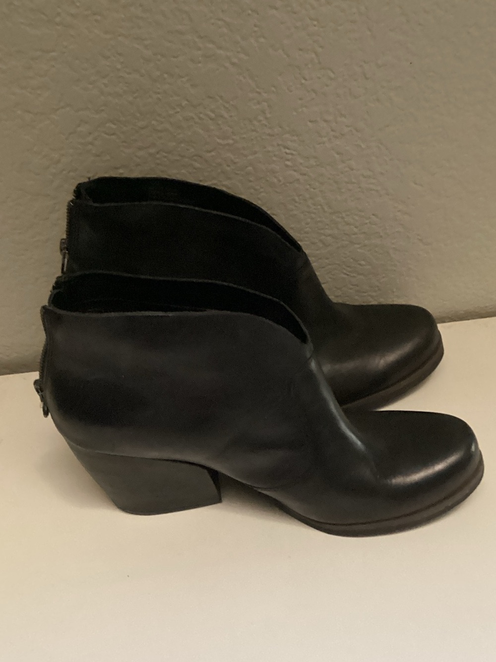 Korks Black Leather Ankle Boots